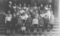 1937 Klasse 4 mit Lehrer Herr Stahlhacke