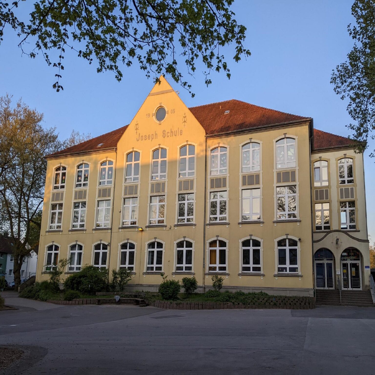 Melisa Gemici, Vertretungslehrerin